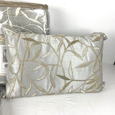 830 Martha Stewart Garden Glimmer Full/Queen Coverlet with Shams and Pillow