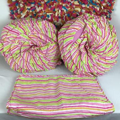 840 Rag Rug with Matching Round Pillows