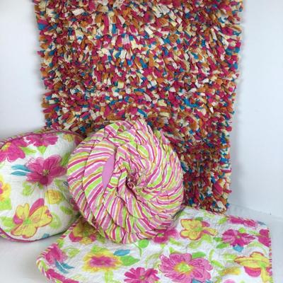 840 Rag Rug with Matching Round Pillows