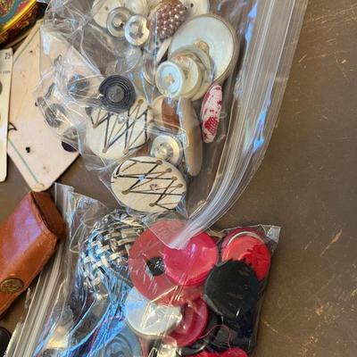 Tin of buttons & buckles