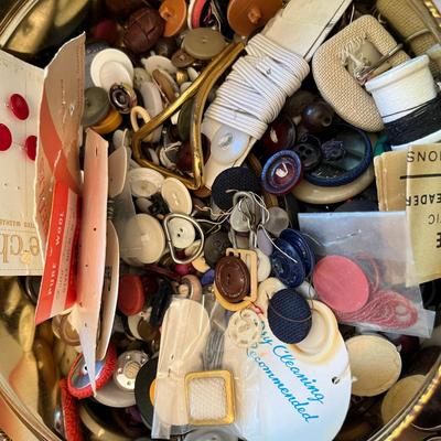Tin of buttons & buckles