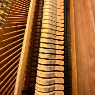 YAMAHA M2F Walnut Upright Piano