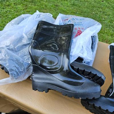8 Pairs Of Rubber Boots Size 11  (OB2-JS)