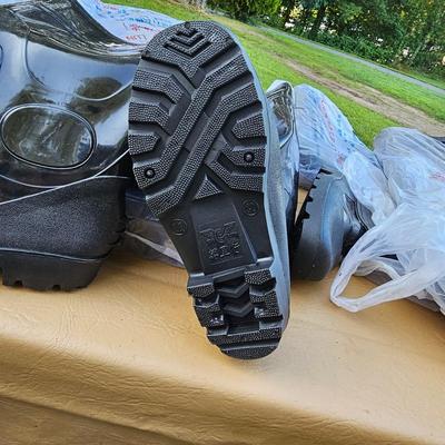 8 Pairs Of Rubber Boots Size 11  (OB2-JS)