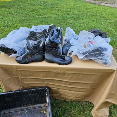 8 Pairs Of Rubber Boots Size 11  (OB2-JS)