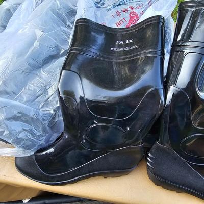 8 Pairs Of Rubber Boots Size 11  (OB2-JS)