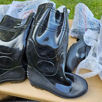 8 Pairs Of Rubber Boots Size 11  (OB2-JS)