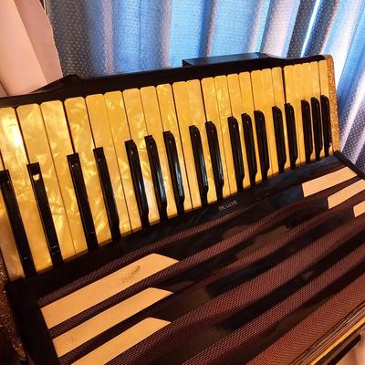 Wurlitzer Deluxe Accordion  + Case  (UO-JS)
