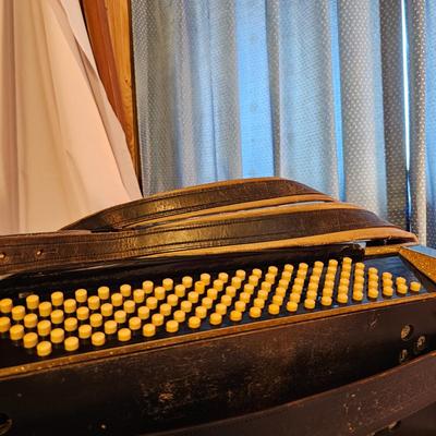 Wurlitzer Deluxe Accordion  + Case  (UO-JS)