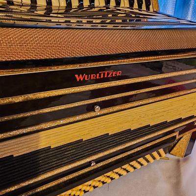 Wurlitzer Deluxe Accordion  + Case  (UO-JS)