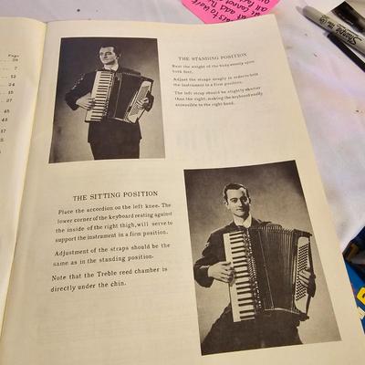 Wurlitzer Deluxe Accordion  + Case  (UO-JS)