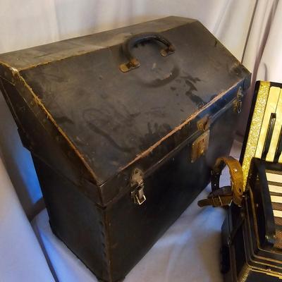 Wurlitzer Deluxe Accordion  + Case  (UO-JS)