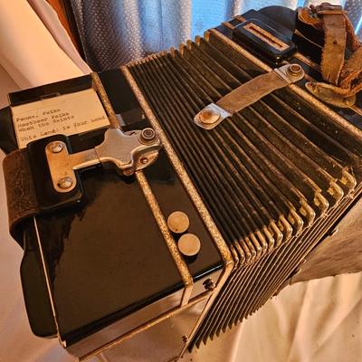 Wurlitzer Deluxe Accordion  + Case  (UO-JS)