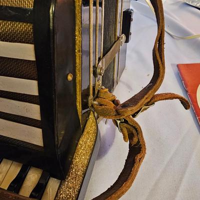 Wurlitzer Deluxe Accordion  + Case  (UO-JS)