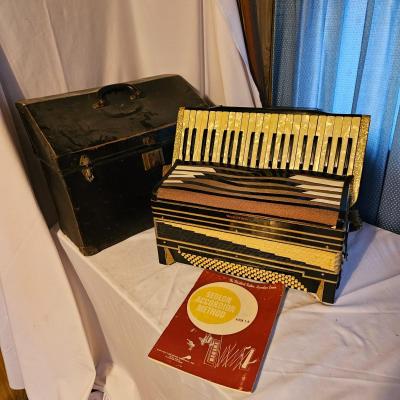 Wurlitzer Deluxe Accordion  + Case  (UO-JS)