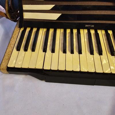 Wurlitzer Deluxe Accordion  + Case  (UO-JS)