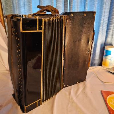 Wurlitzer Deluxe Accordion  + Case  (UO-JS)