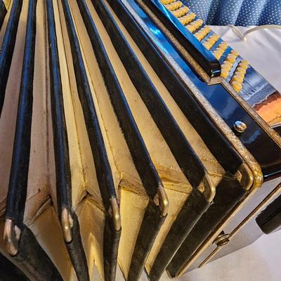 Wurlitzer Deluxe Accordion  + Case  (UO-JS)