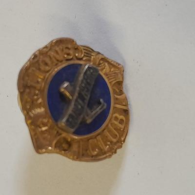 Assortment of hat pins - New York, stamp replica's and more