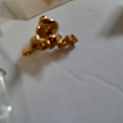 Assortment of hat pins - New York, stamp replica's and more