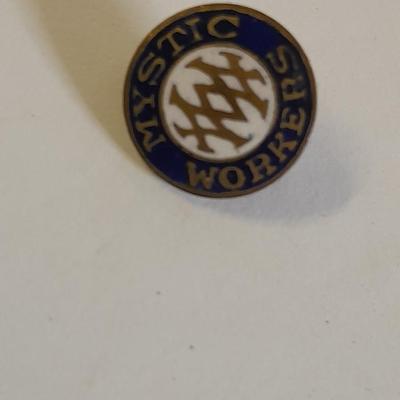 Assortment of hat pins - New York, stamp replica's and more