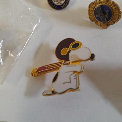 Assortment of hat pins - New York, stamp replica's and more