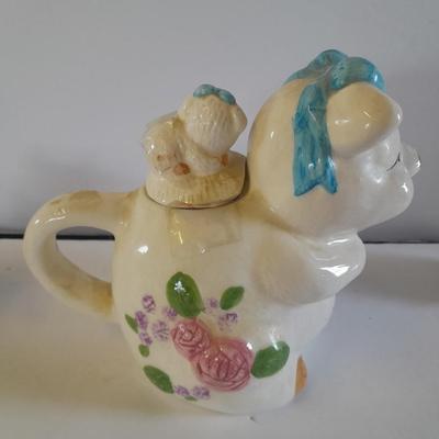 Vintage pig salt & pepper shakers, and other pig figures