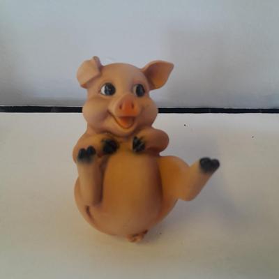 Vintage pig salt & pepper shakers, and other pig figures