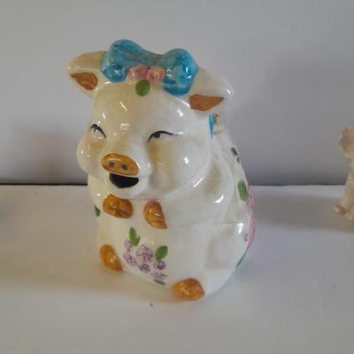 Vintage pig salt & pepper shakers, and other pig figures