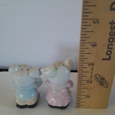 Vintage pig salt & pepper shakers, and other pig figures