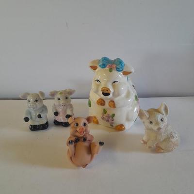 Vintage pig salt & pepper shakers, and other pig figures