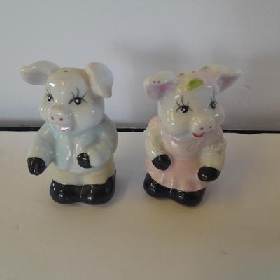 Vintage pig salt & pepper shakers, and other pig figures