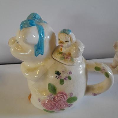 Vintage pig salt & pepper shakers, and other pig figures