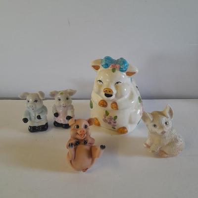 Vintage pig salt & pepper shakers, and other pig figures