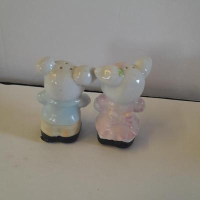 Vintage pig salt & pepper shakers, and other pig figures
