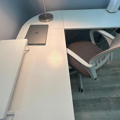 White corner desk with chair