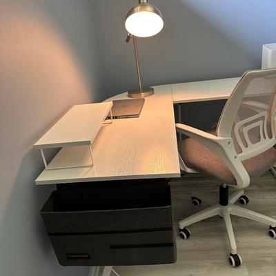 White corner desk with chair