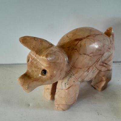 Small rock pigs, marble, onyx collectible pigs
