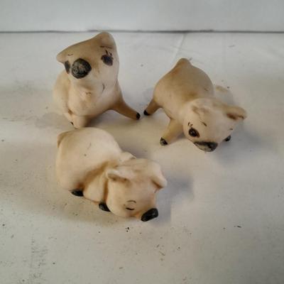 Photographer pig figure, Photo frame country pigs, and other pig figures