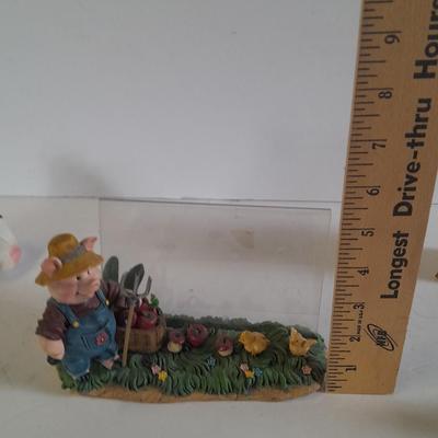 Photographer pig figure, Photo frame country pigs, and other pig figures