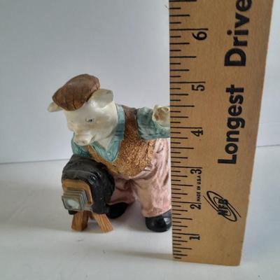 Photographer pig figure, Photo frame country pigs, and other pig figures