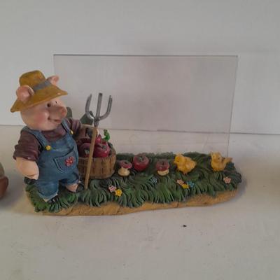 Photographer pig figure, Photo frame country pigs, and other pig figures