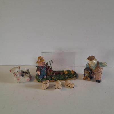 Photographer pig figure, Photo frame country pigs, and other pig figures