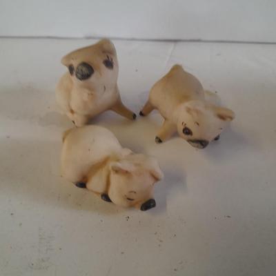 Photographer pig figure, Photo frame country pigs, and other pig figures