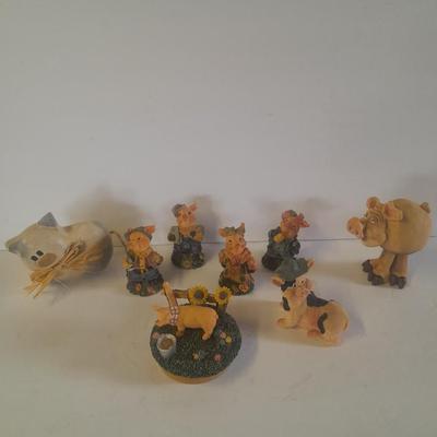Eight Pig figures Collectible pigs for everyone!