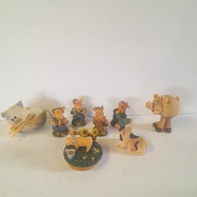 Eight Pig figures Collectible pigs for everyone!