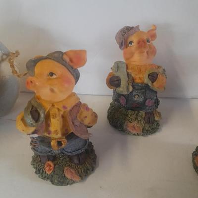 Eight Pig figures Collectible pigs for everyone!