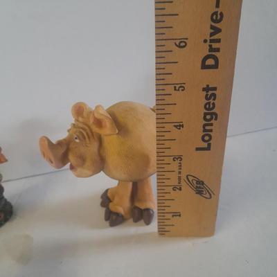 Eight Pig figures Collectible pigs for everyone!