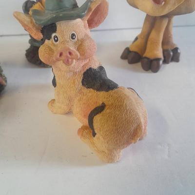 Eight Pig figures Collectible pigs for everyone!