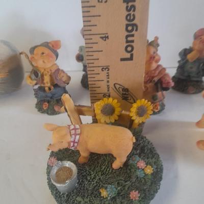 Eight Pig figures Collectible pigs for everyone!